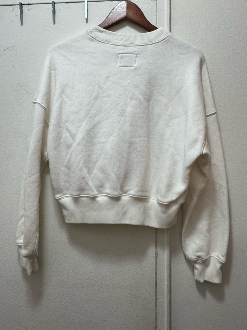 Abercrombie & Fitch vintage crest crop white XS Fleurs Hôtel Crew Sweatshirt - Picture 8 of 8